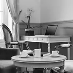 Chateau De L'hermitage Hotel 3*