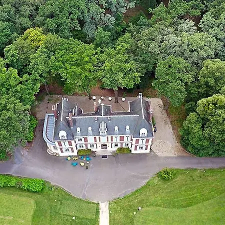 Chateau De L'hermitage فندق