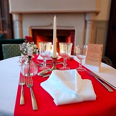 Chateau De L'hermitage فندق