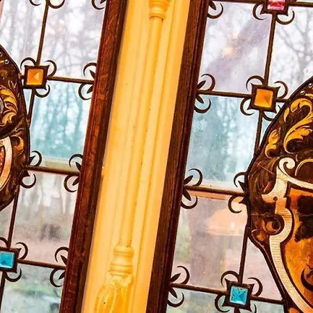 Chateau De L'hermitage Hotel